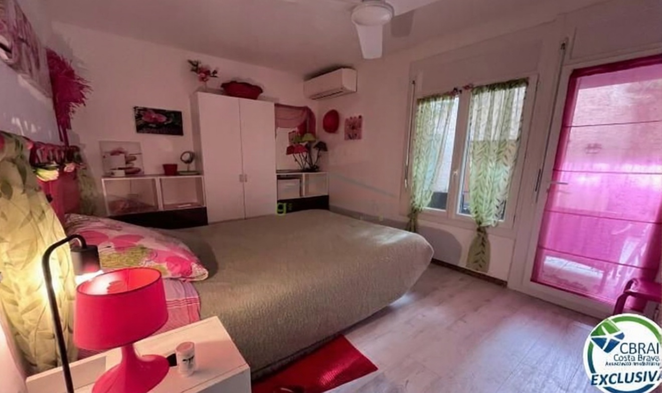 Flat for sale frontline beach in Roses — Bedroom