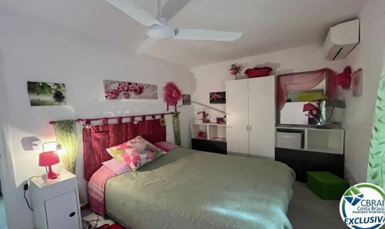 Flat for sale frontline beach in Roses — Bedroom