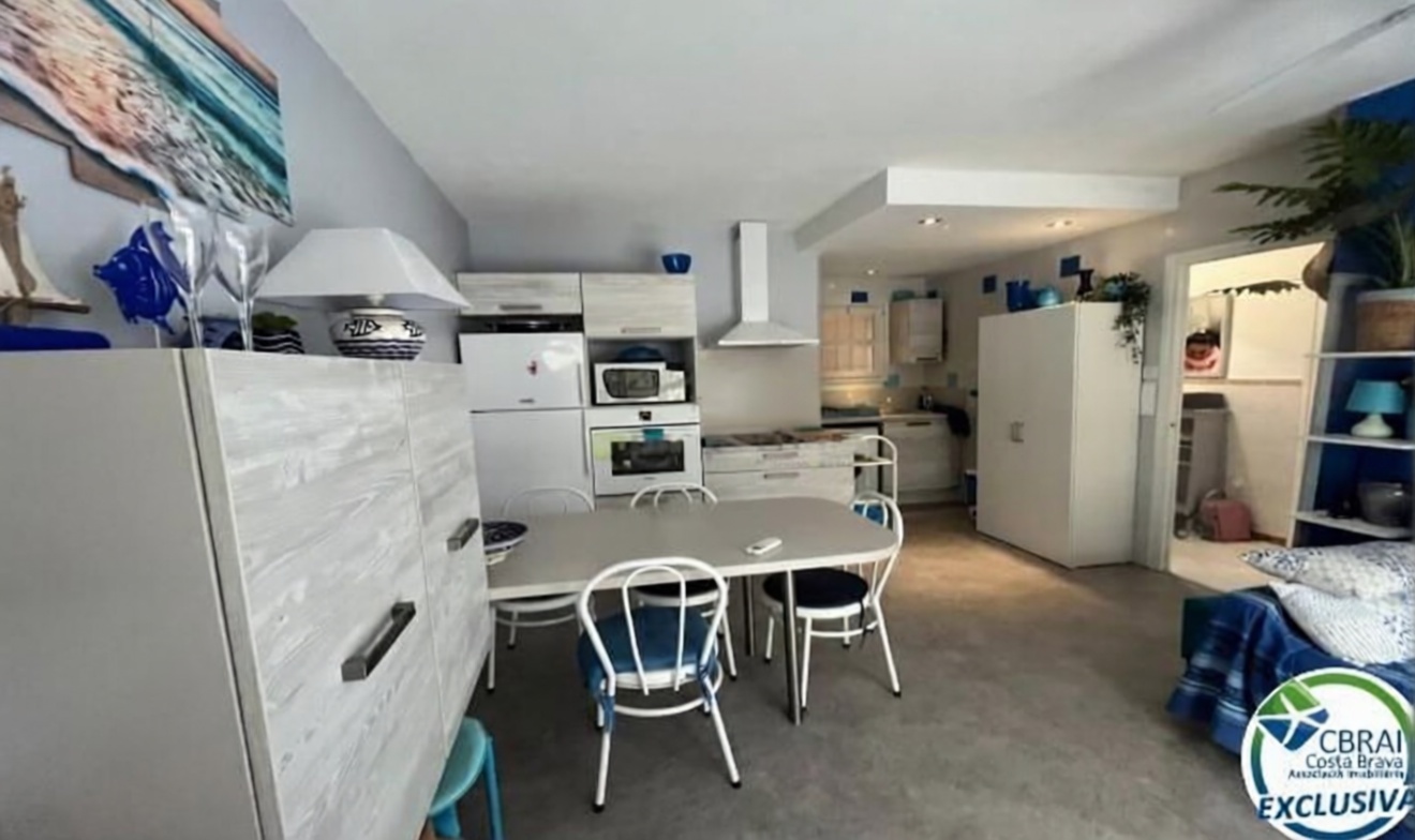 Flat for sale frontline beach in Roses — Kitchen