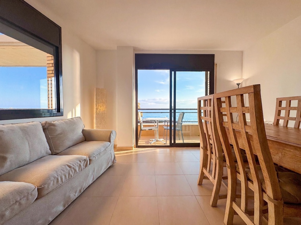 Wohnung zum Verkauf in direkter Strandlage in Cambrils — Wohnzimmer