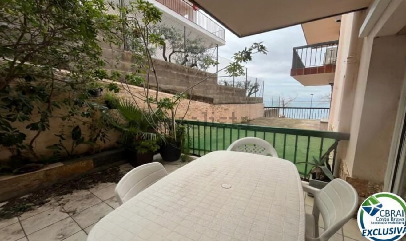 Wohnung zum Verkauf in direkter Strandlage in Roses