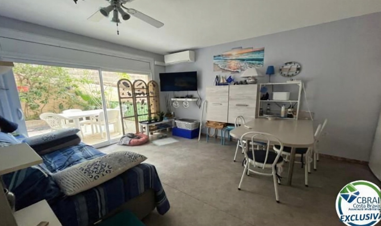 Piso en venta en primera línea de playa en Roses — Salón