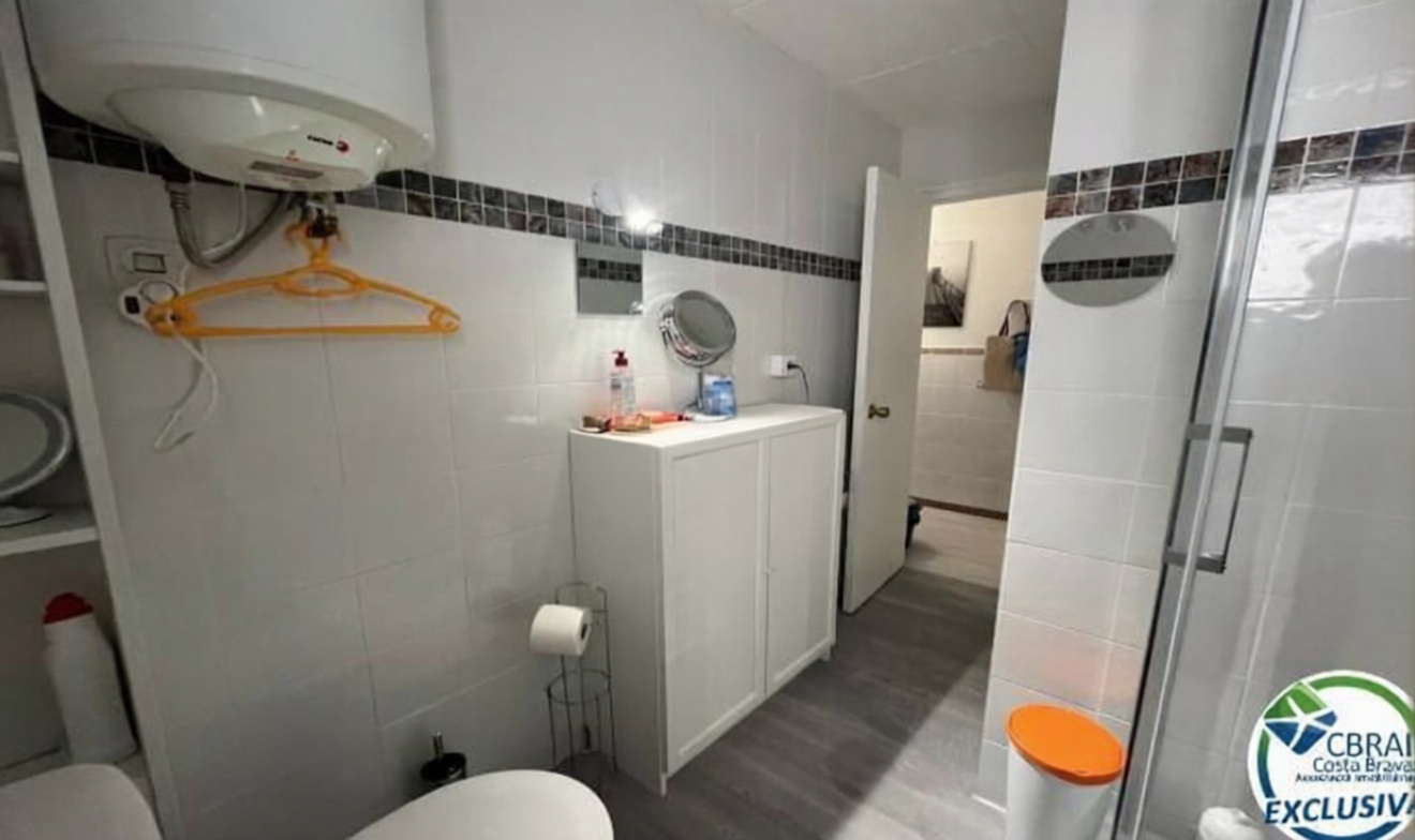 Piso en venta en primera línea de playa en Roses — Baño