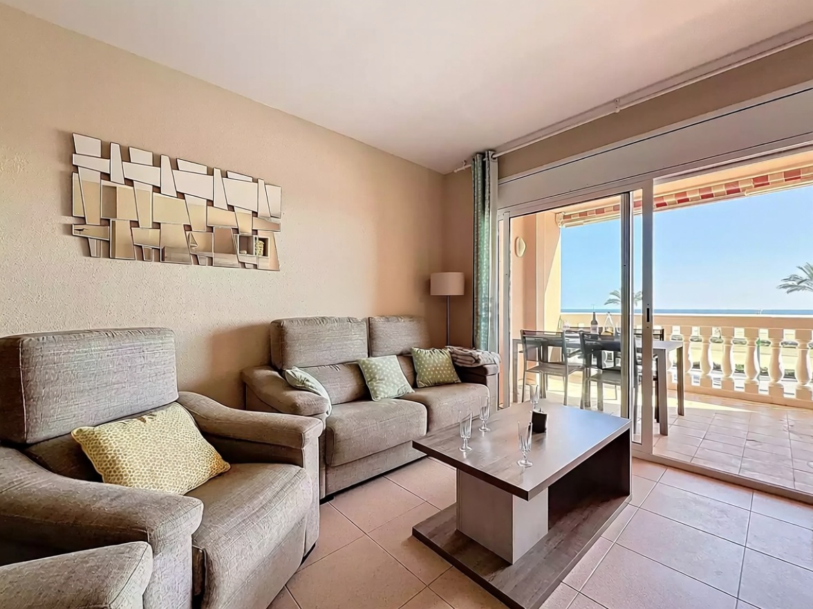 Wohnung zum Verkauf in direkter Strandlage in Empuriabrava — Wohnzimmer