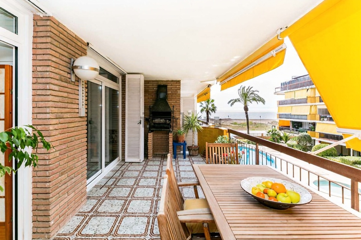 Квартира на продажу на первой линии пляжа в Castelldefels