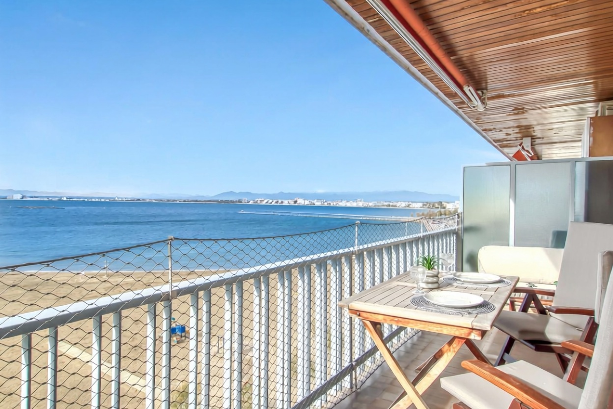 Wohnung zum Verkauf in direkter Strandlage in Roses