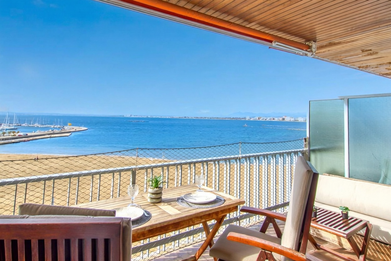 Flat for sale frontline beach in Roses — Sea terrace