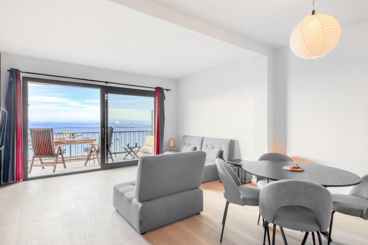 Flat for sale frontline beach in Roses — Living room
