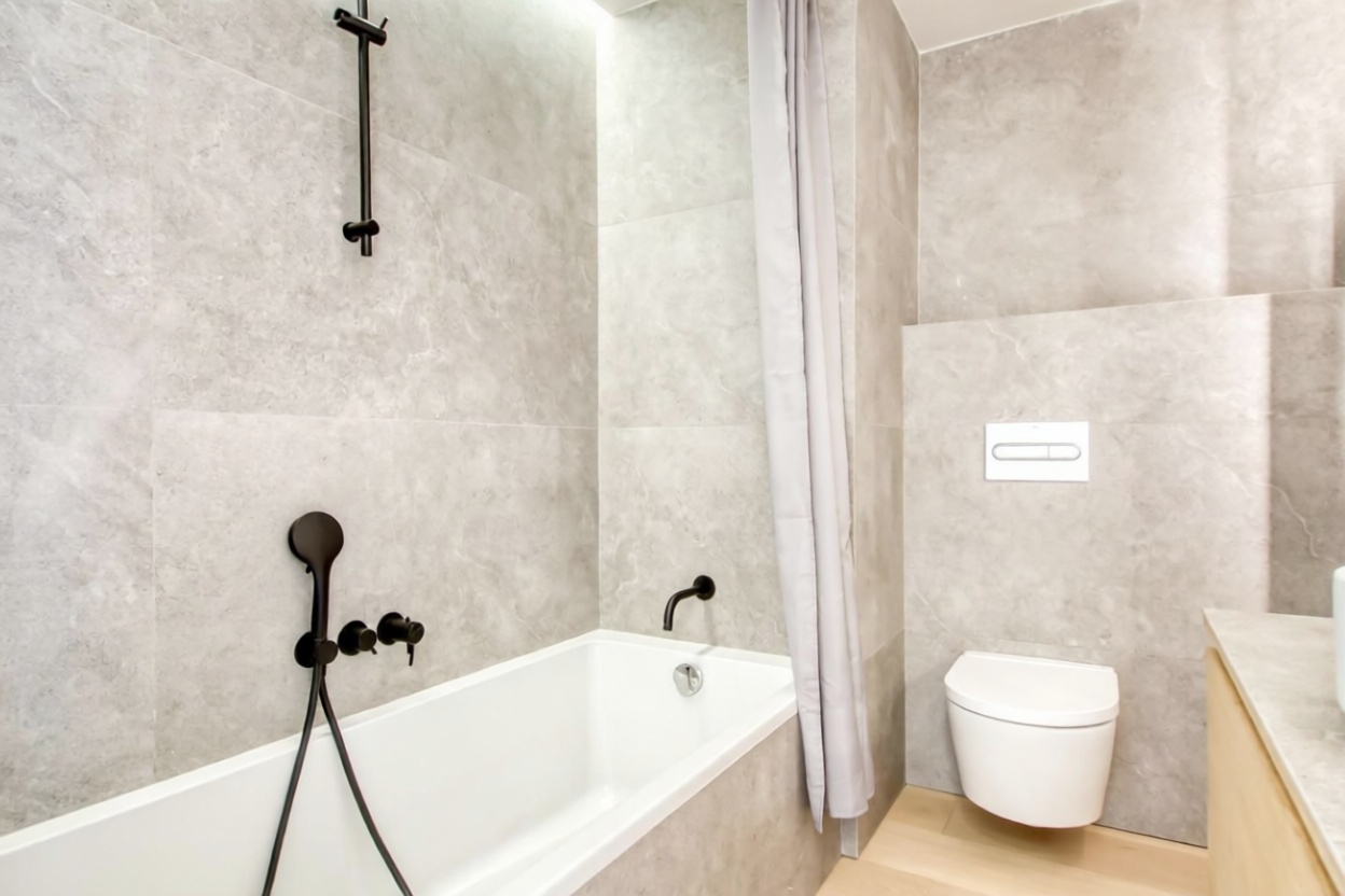 Flat for sale frontline beach in Roses — Bathroom