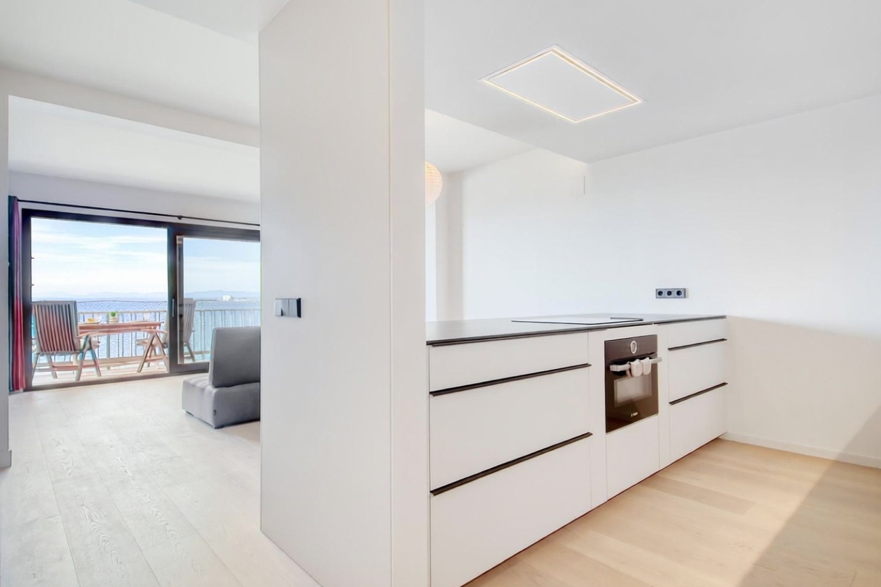 Flat for sale frontline beach in Roses — Kitchen