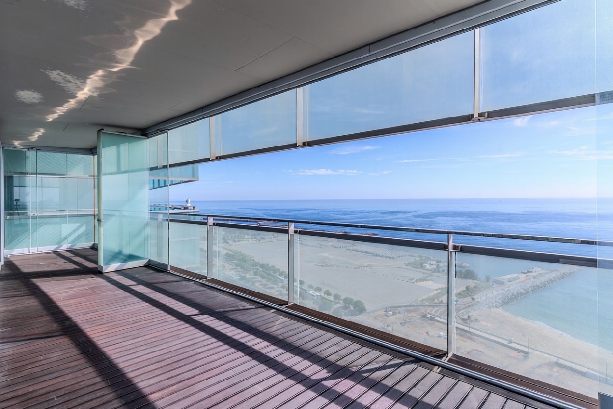 Duplexwohnung zum Verkauf in direkter Strandlage in Barcelona