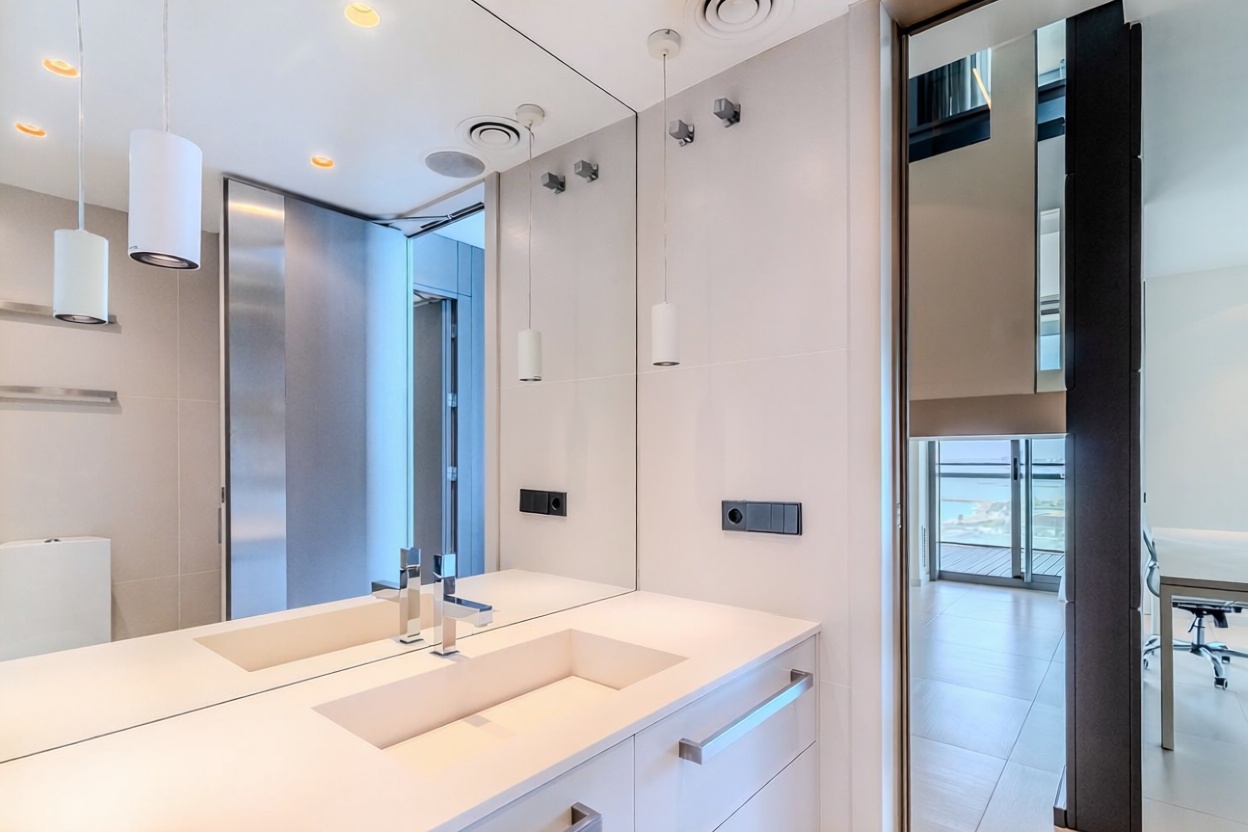 Dúplex en venta en primera línea de playa en Barcelona — Baño