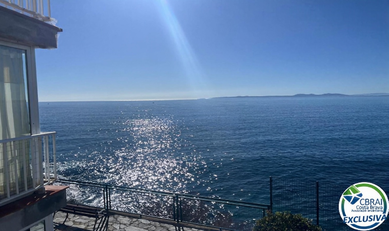 Flat for sale frontline beach in Roses — Sea view
