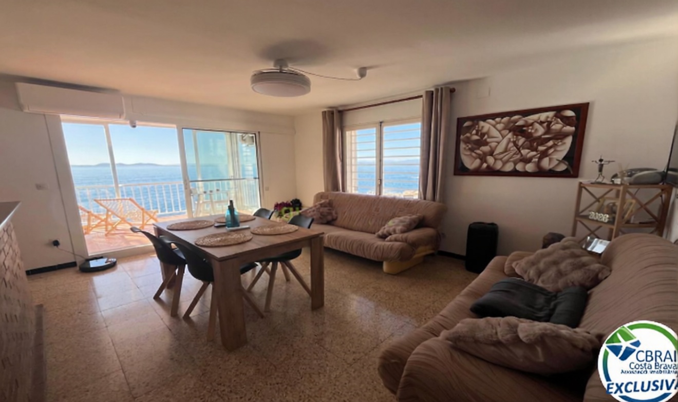 Flat for sale frontline beach in Roses — Living room