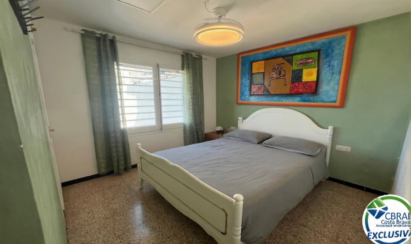 Flat for sale frontline beach in Roses — Bedroom