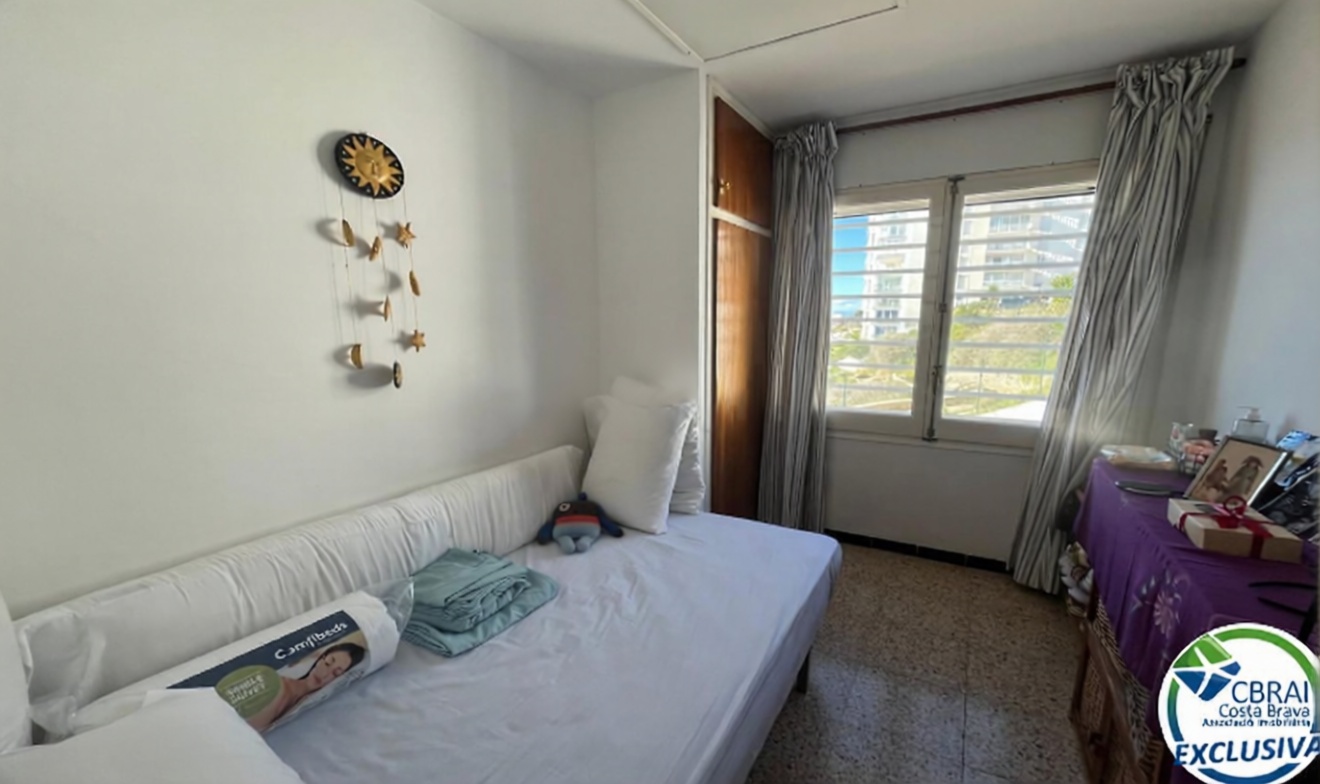Piso en venta en primera línea de playa en Roses — Dormitorio