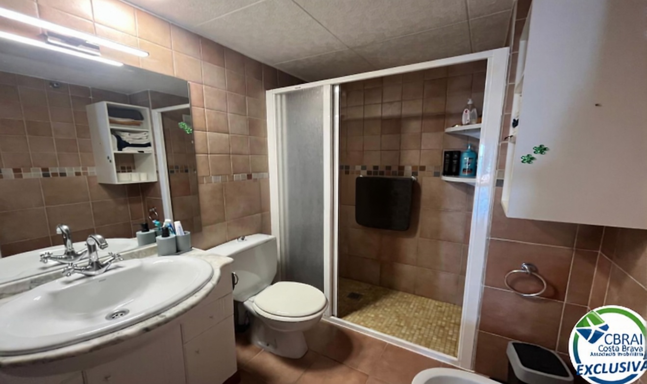 Piso en venta en primera línea de playa en Roses — Baño