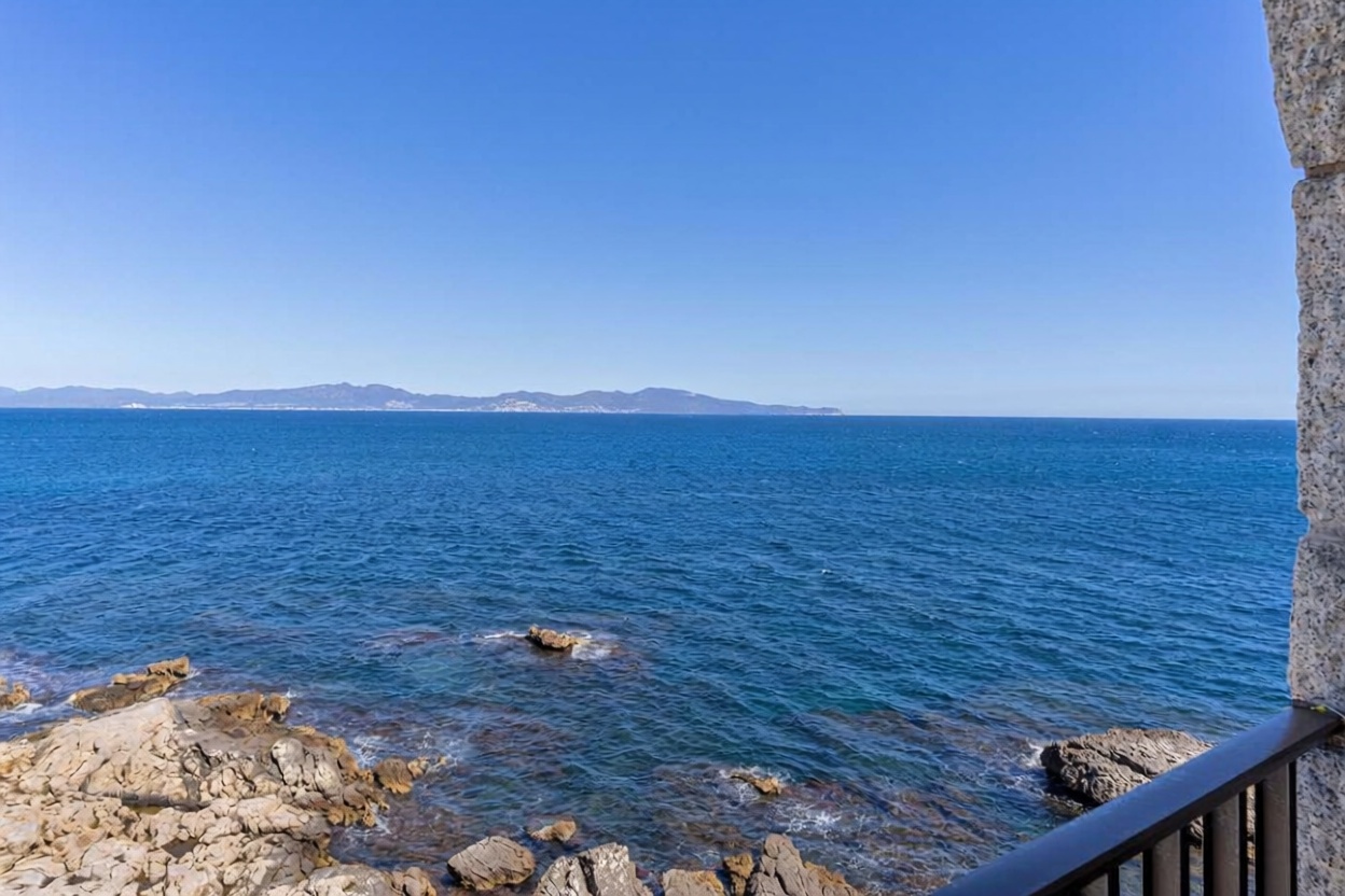 Wohnung zum Verkauf in direkter Strandlage in L'Escala — Meerblick