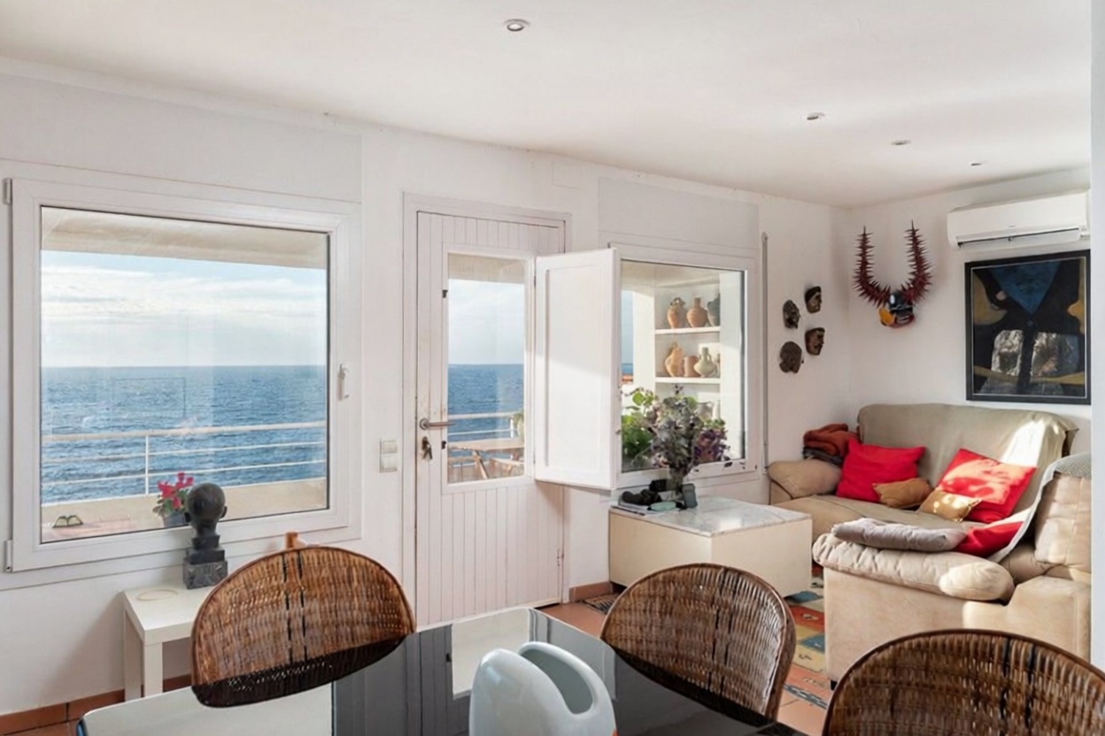 Wohnung zum Verkauf in direkter Strandlage in Palamós — Wohnzimmer