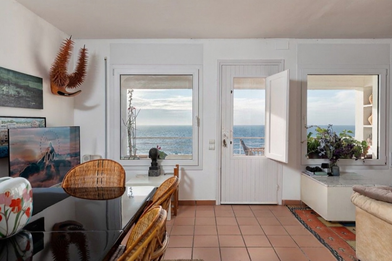 Wohnung zum Verkauf in direkter Strandlage in Palamós — Wohnzimmer