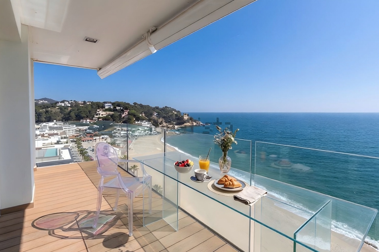 Flat for sale frontline beach in Lloret de Mar