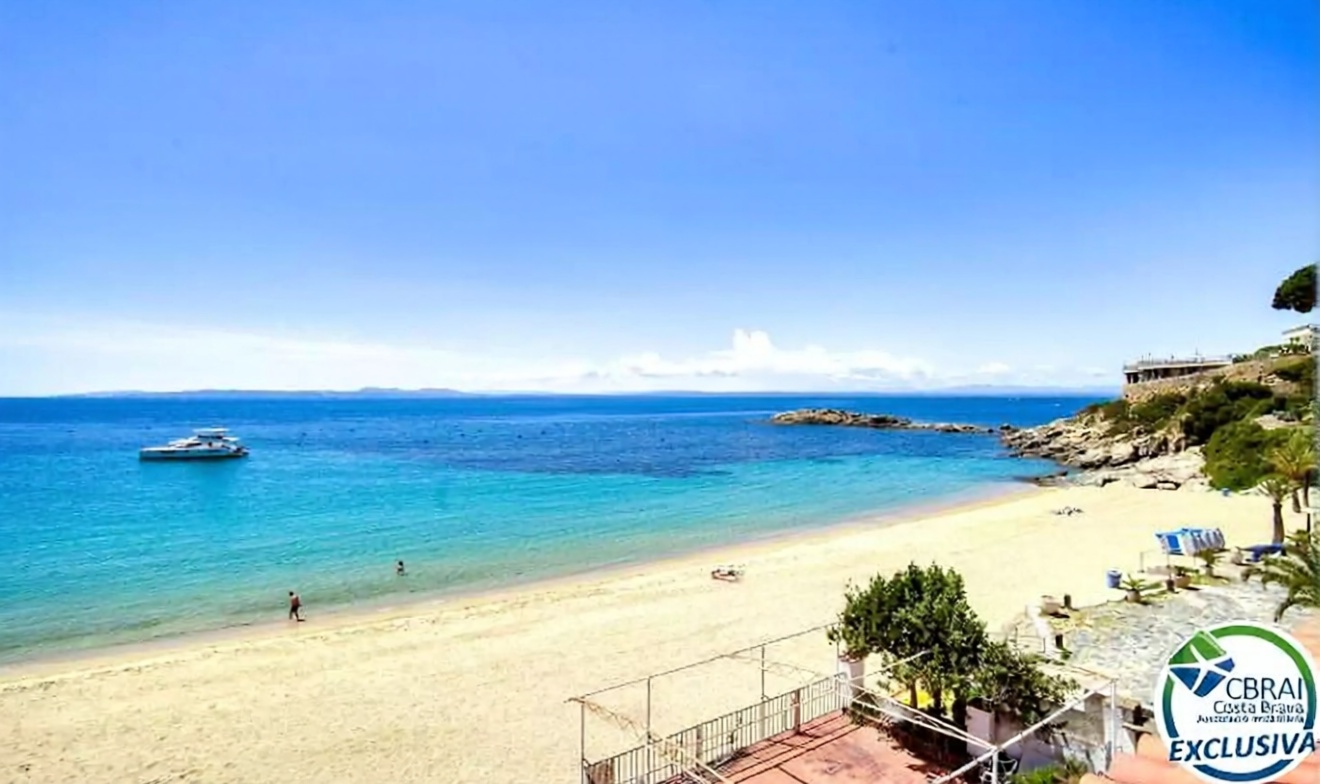 Flat for sale frontline beach in Roses — Sea view
