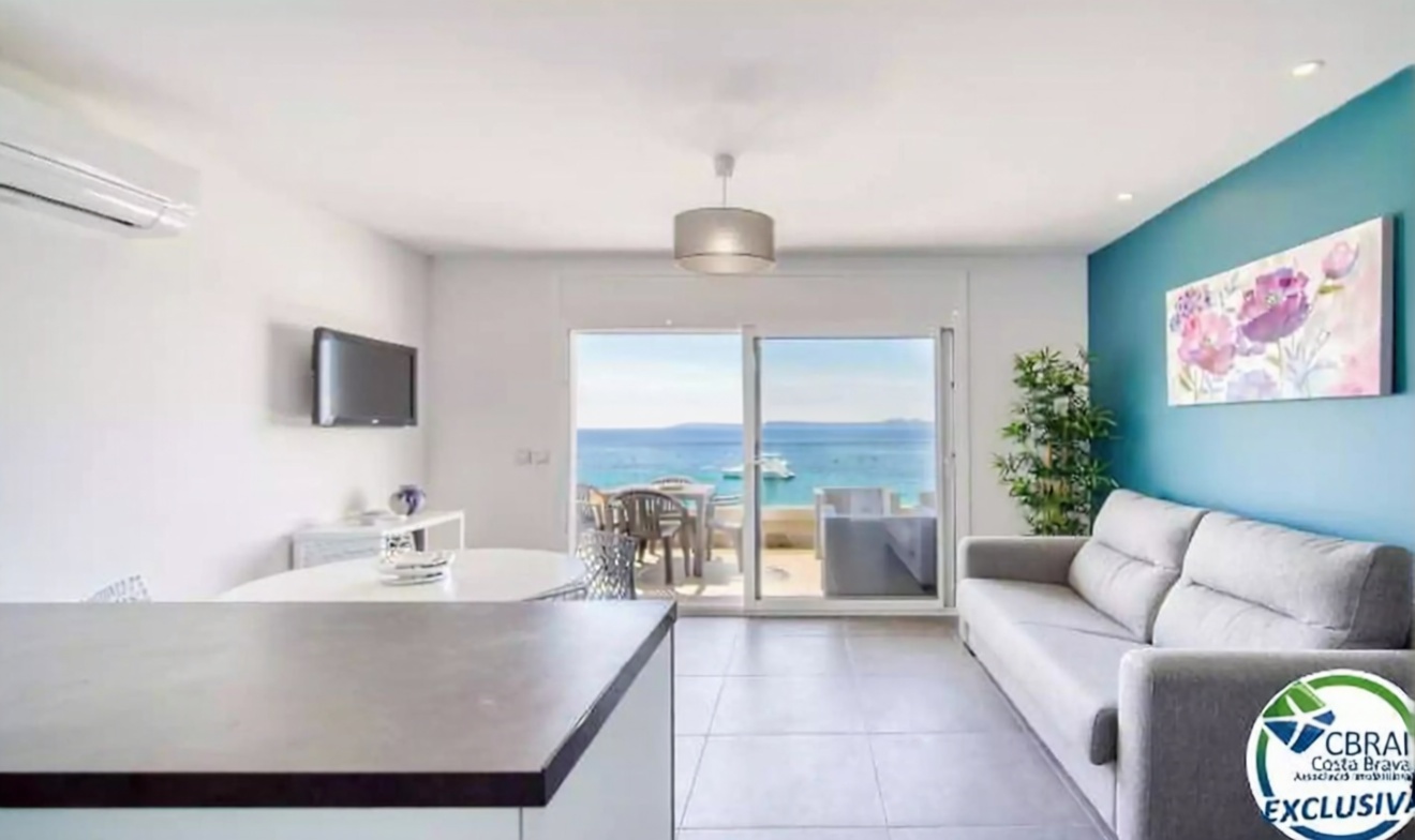 Flat for sale frontline beach in Roses — Living room