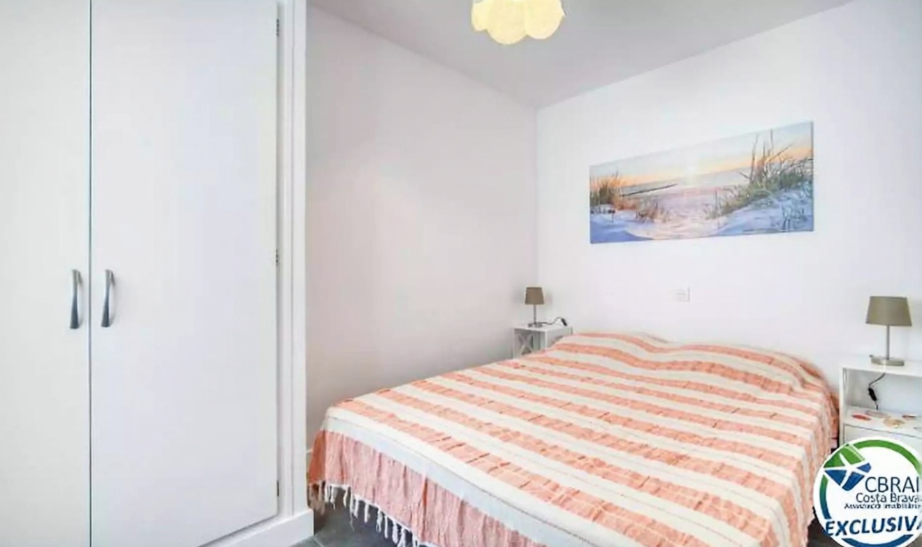 Flat for sale frontline beach in Roses — Bedroom