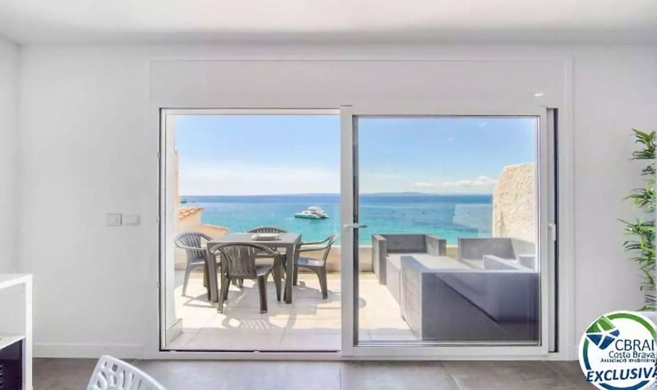 Flat for sale frontline beach in Roses — Kitchen