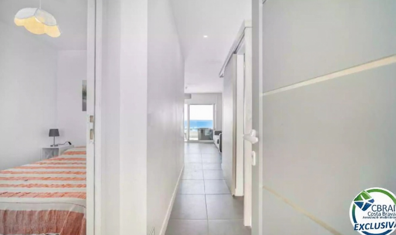 Flat for sale frontline beach in Roses — Bathroom