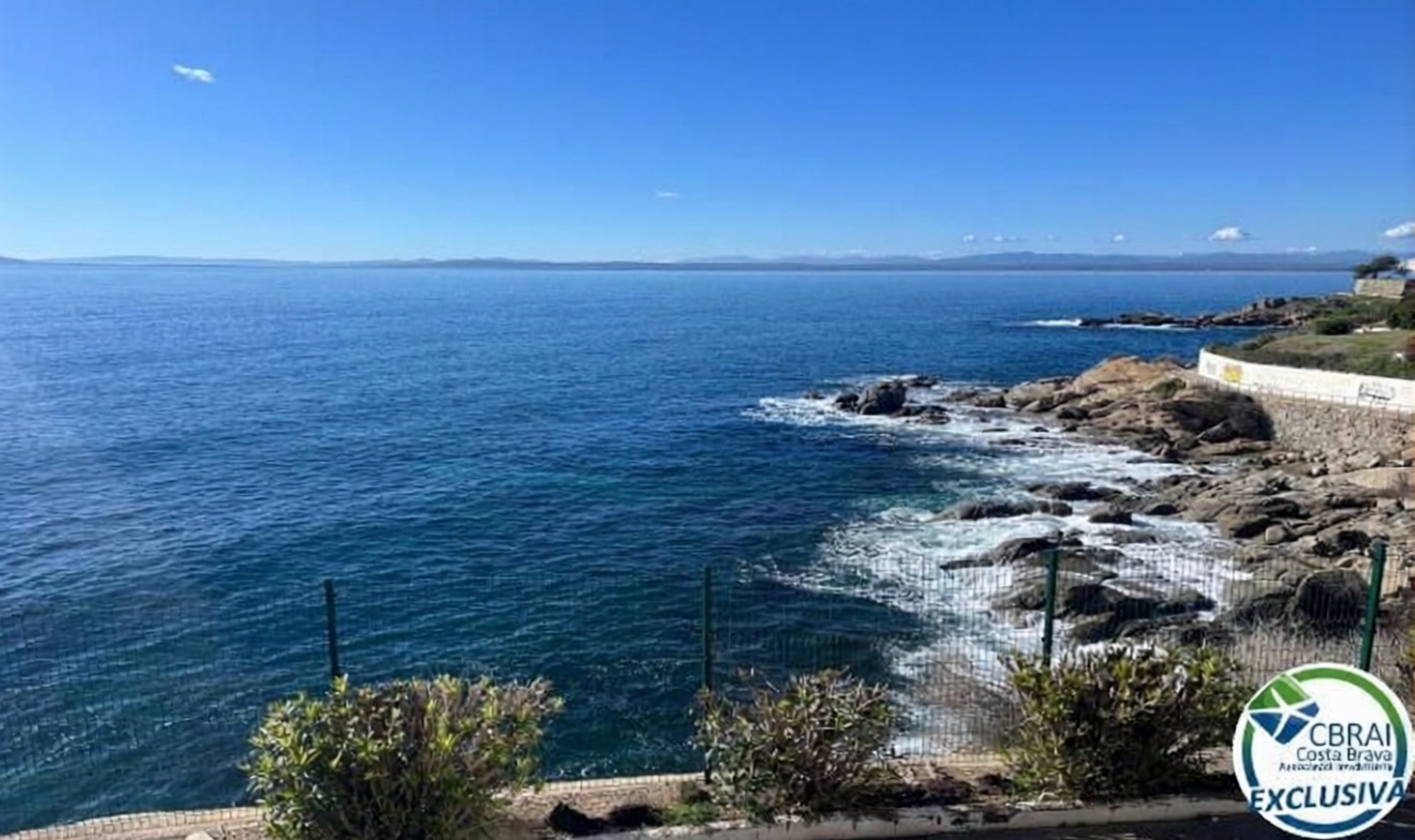 Piso en venta en primera línea de playa en Roses — Vista mar