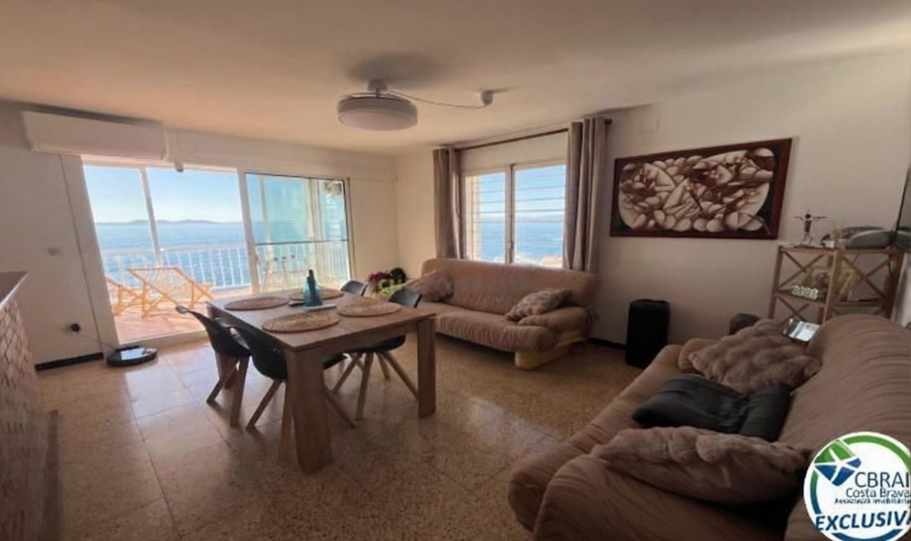 Piso en venta en primera línea de playa en Roses — Salón