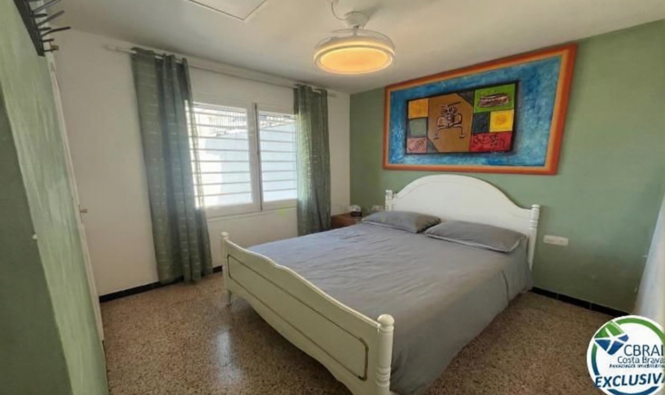Piso en venta en primera línea de playa en Roses — Dormitorio