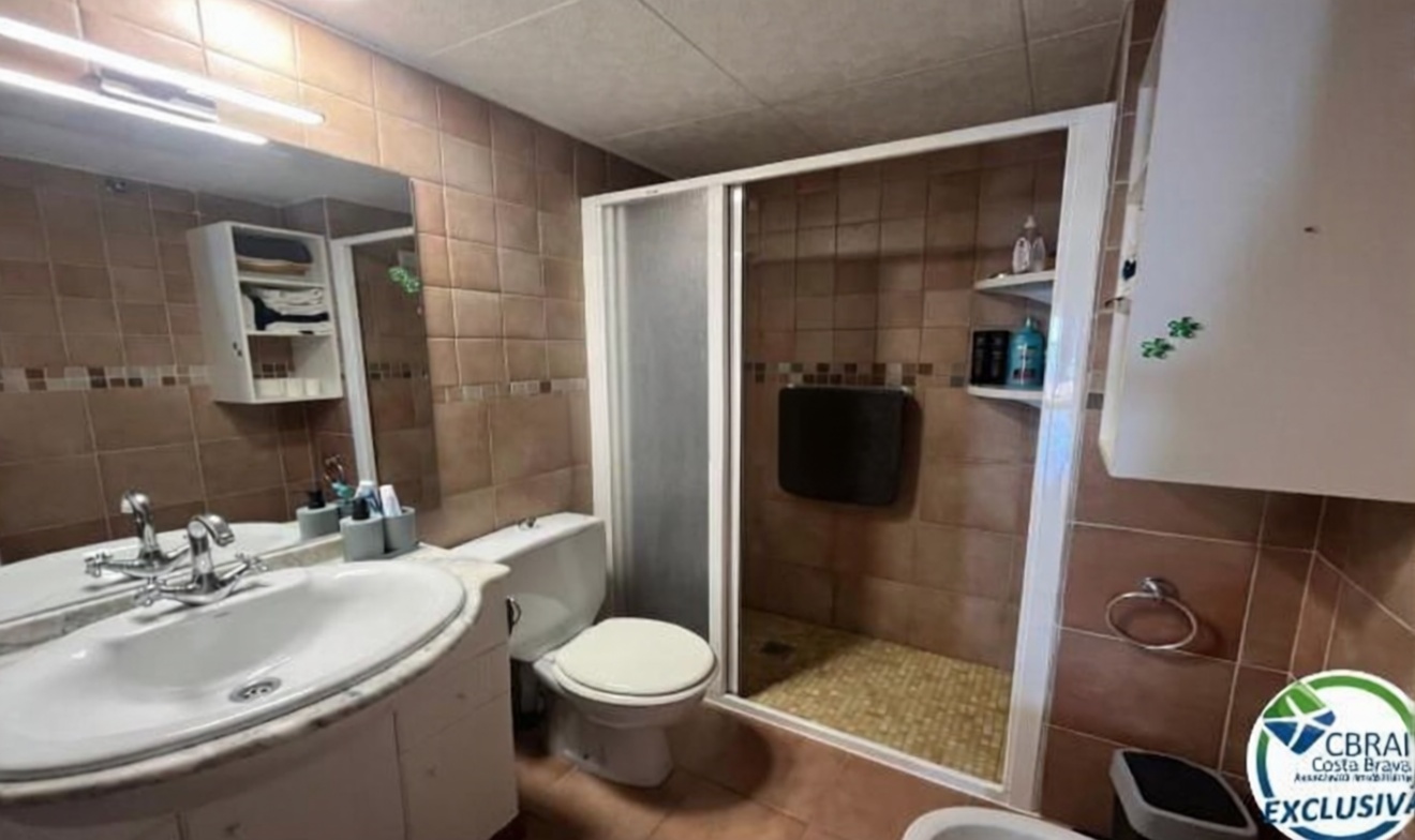 Piso en venta en primera línea de playa en Roses — Baño