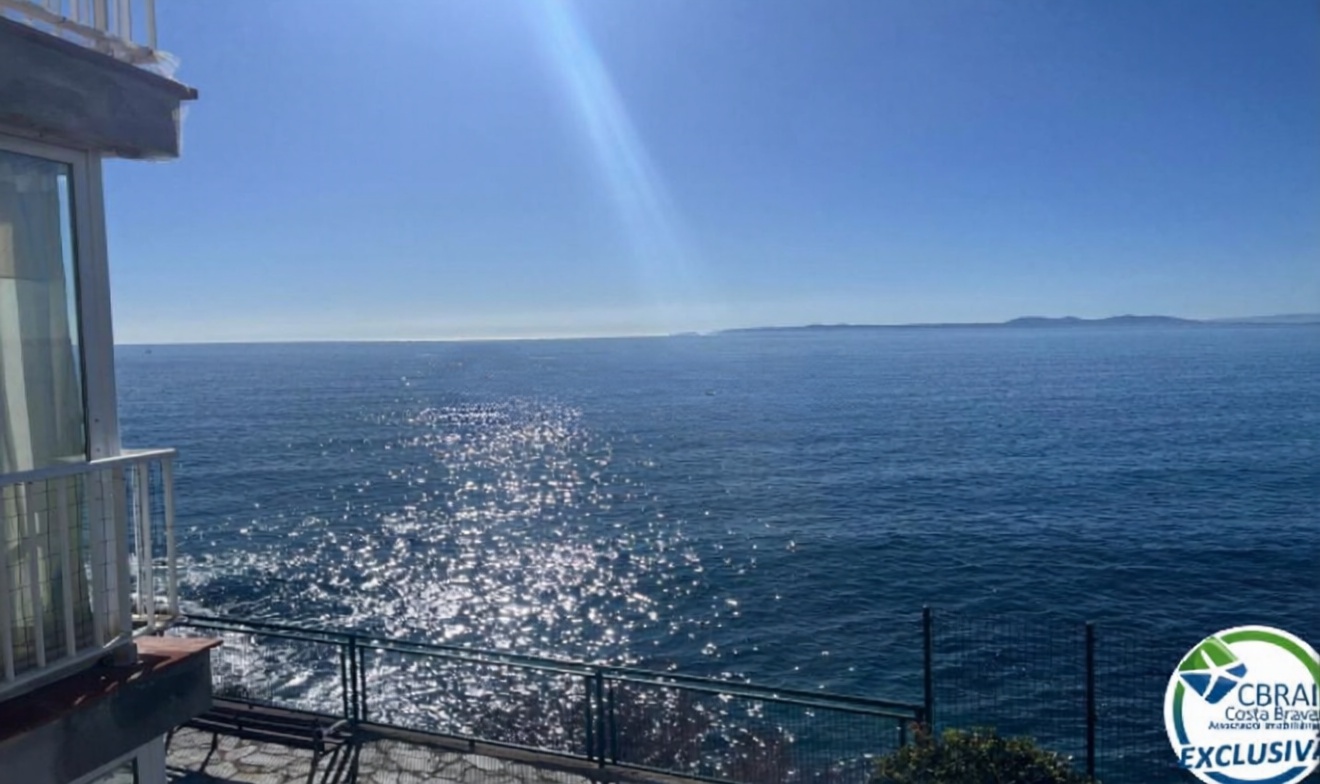 Piso en venta en primera línea de playa en Roses — Vista mar