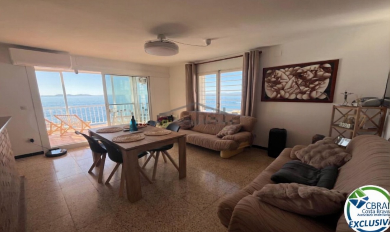Piso en venta en primera línea de playa en Roses — Salón