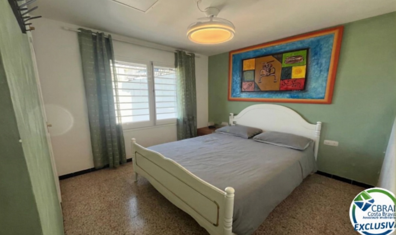 Piso en venta en primera línea de playa en Roses — Dormitorio