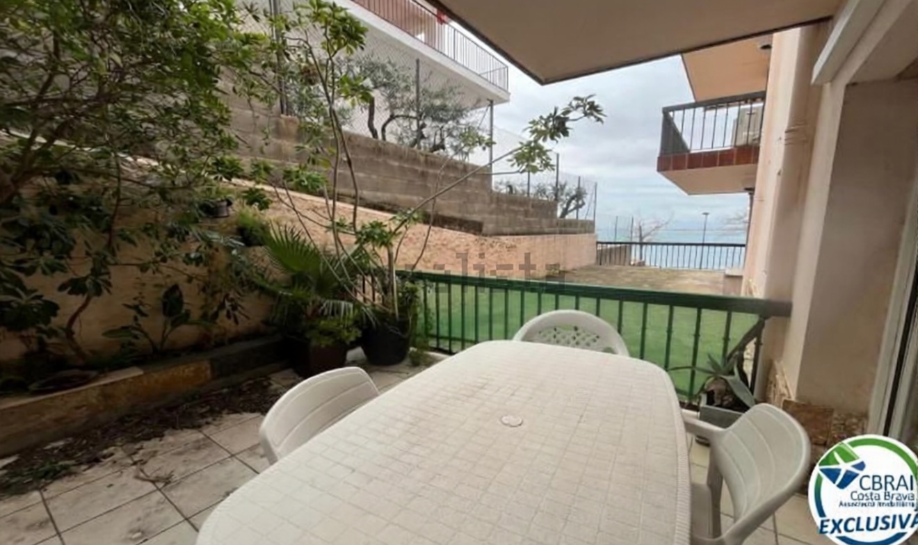 Piso en venta en primera línea de playa en Roses