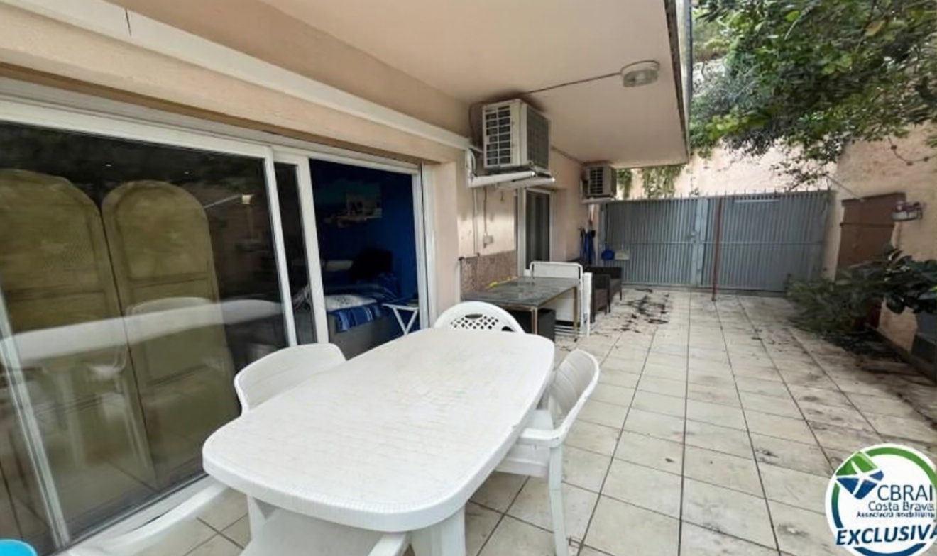 Piso en venta en primera línea de playa en Roses — Terraza
