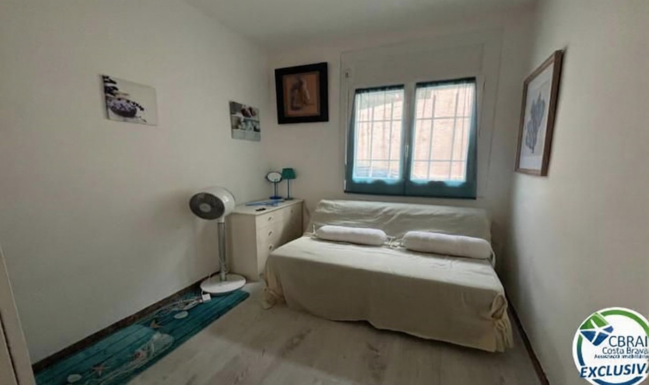 Piso en venta en primera línea de playa en Roses — Dormitorio
