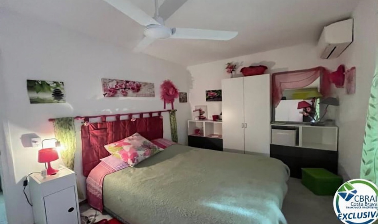 Piso en venta en primera línea de playa en Roses — Dormitorio