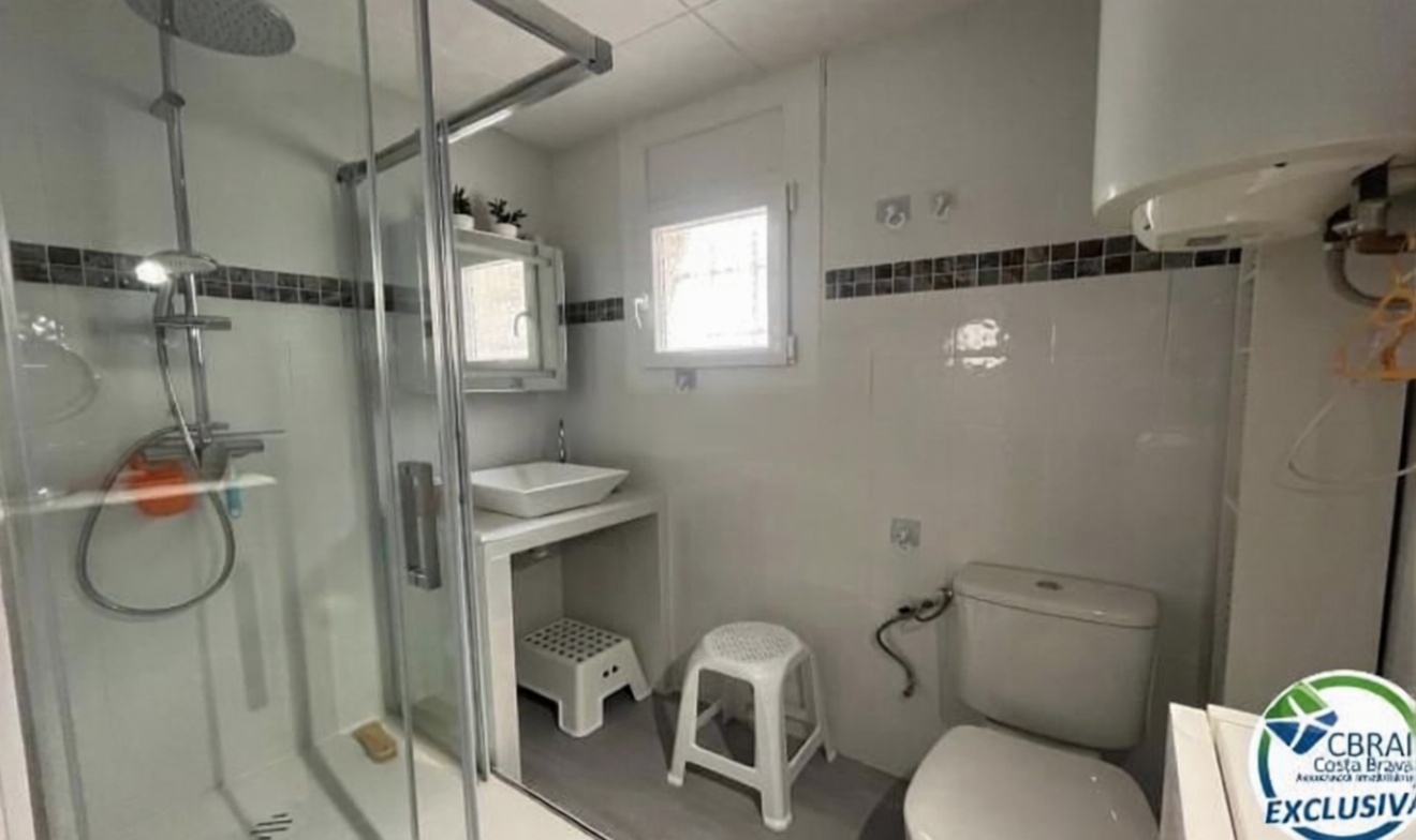 Piso en venta en primera línea de playa en Roses — Baño