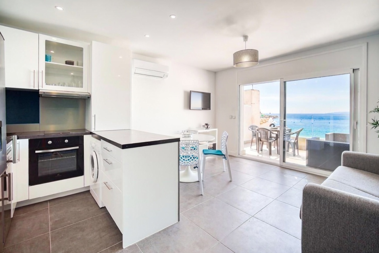 Piso en venta en primera línea de playa en Roses — Cocina