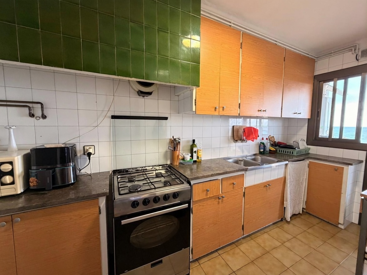 Apartamento à venda pé na areia em Mataró — Cozinha