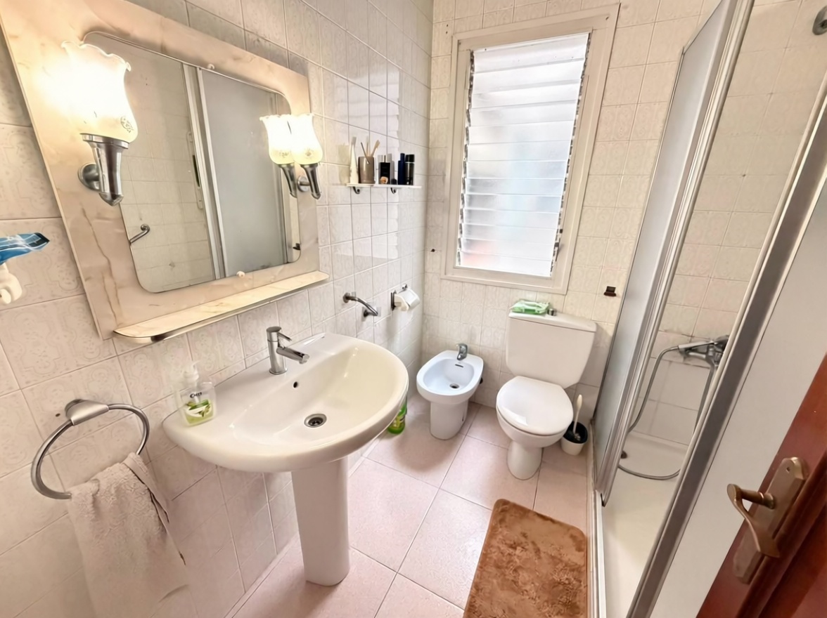Apartamento à venda pé na areia em Mataró — Casa banho