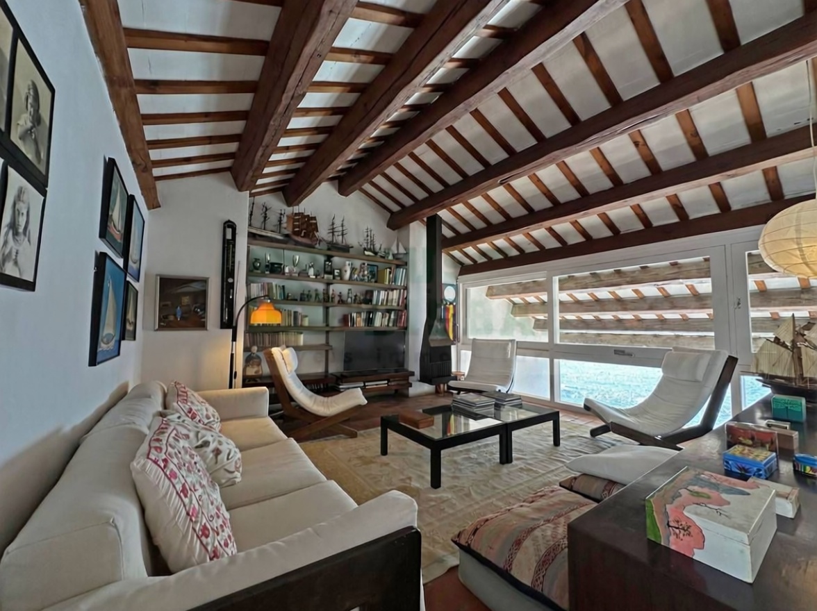 Chalet en venta con acceso directo a la playa en Calella — Salón