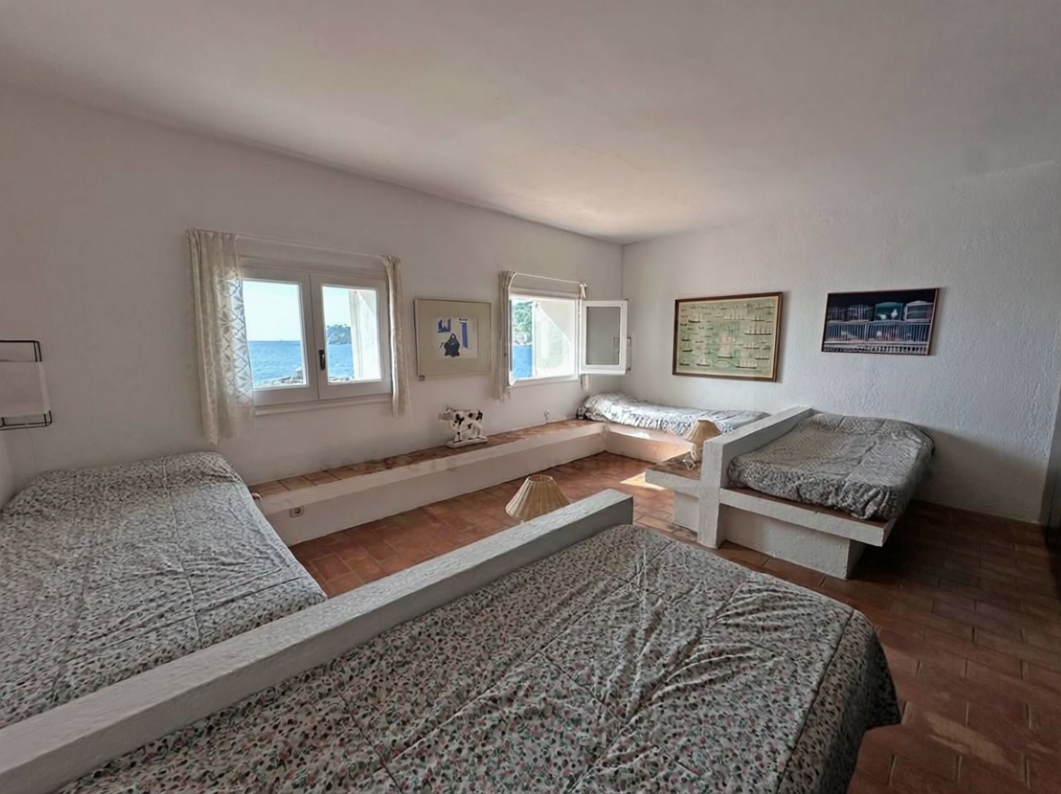 Chalet en venta con acceso directo a la playa en Calella — Dormitorio