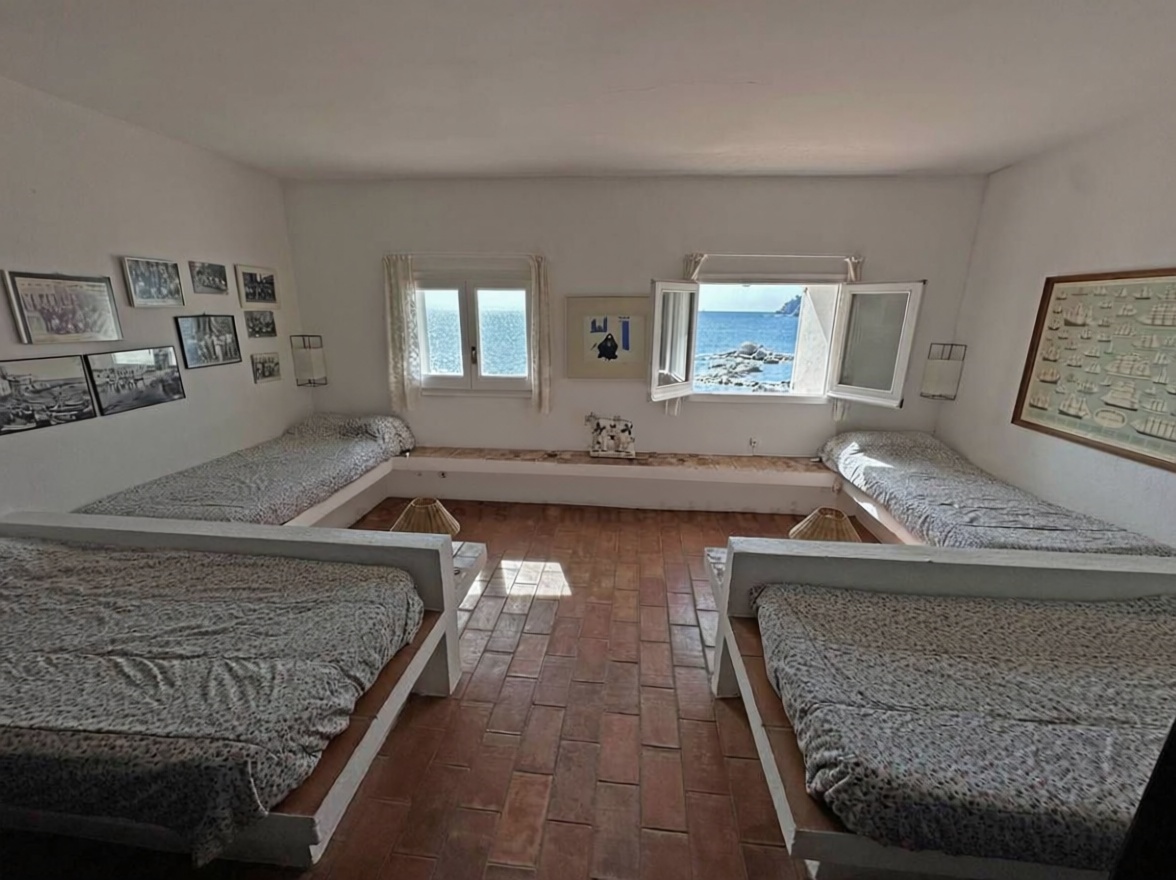 Chalet en venta con acceso directo a la playa en Calella — Dormitorio