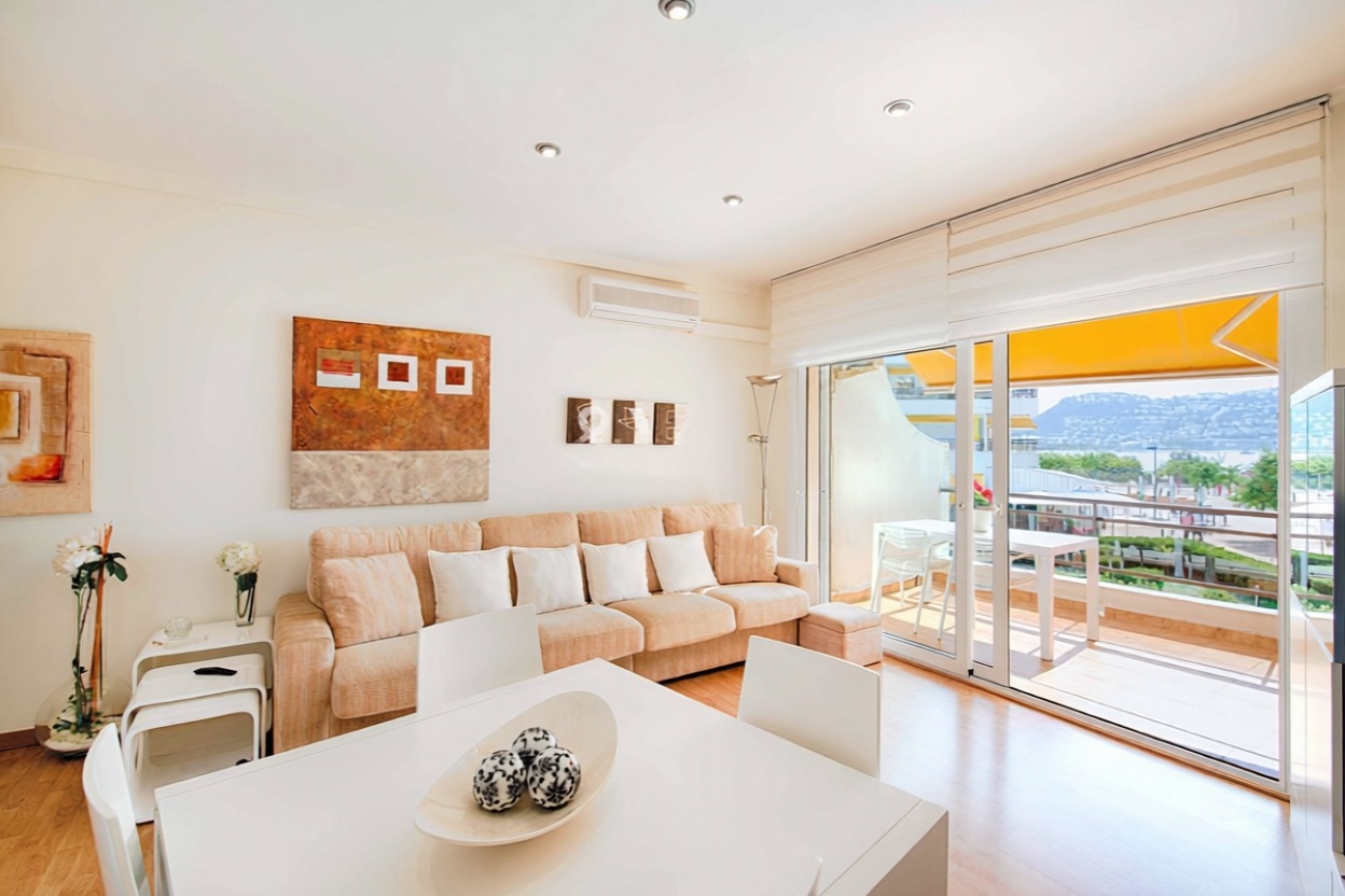 Piso en venta en primera línea de playa en Roses — Salón