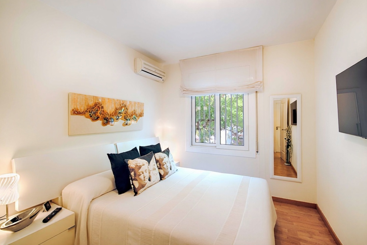 Piso en venta en primera línea de playa en Roses — Dormitorio